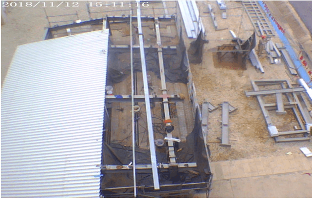 Vista aérea de una estructura metálica industrial en proceso de montaje