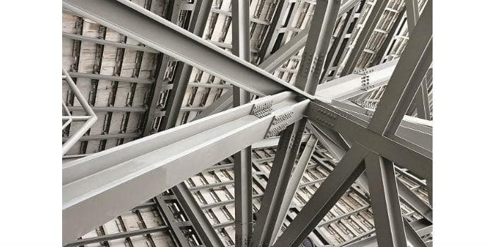 Vigas de acero estructural con recubrimiento intumescente, vistas desde abajo
