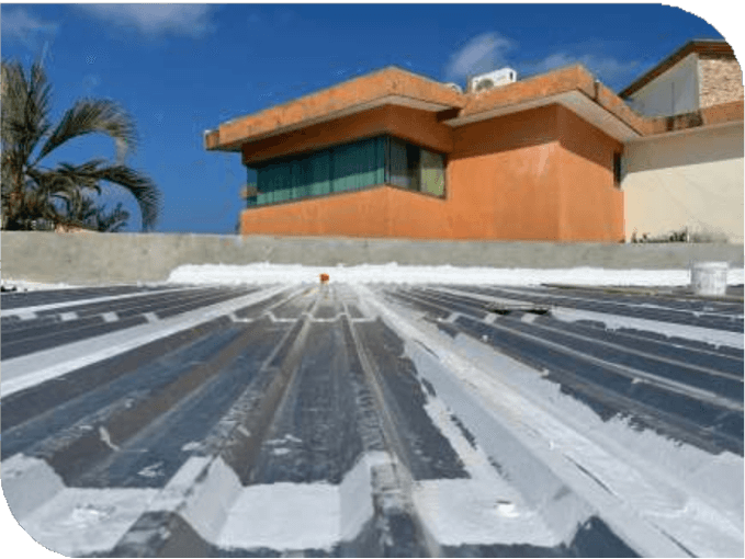 Techo de lámina acanalada con recubrimiento blanco reflectivo recién aplicado